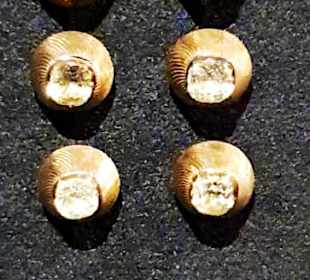 Knöpfe mit Diamanten 