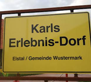 Hinweisschild zum Dorf