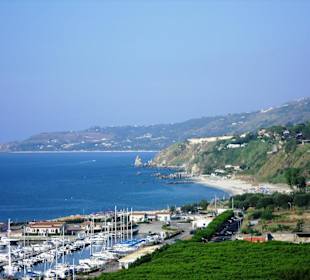 Ausblick von Tropea über den Hafen