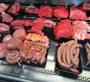 Blick auf die Auslagen im Kühltresen