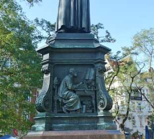 Bei einem Bummel über den Karlsplatz