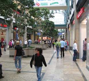 Blick in die belebte Einkaufsstraße