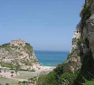Kleiner Fels mit Kirche bei Tropea
