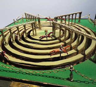 Exponate im Palais Mamming Museum