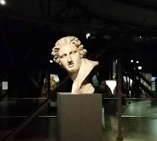 Büste im Gewirr der Stahlstreben