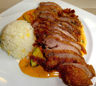 Entenbrust auf Wok-Gemüse mit Mango-Kokos-Sauce