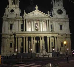 La facciata di notte