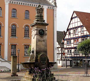 Denkmal vor dem Rathaus