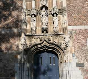 Beim Eingang zur Aachener Domschatzkammer