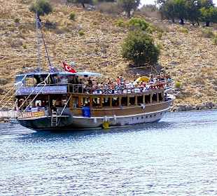 Ein Boot der 12-Insel-Tour