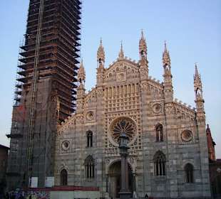 Il duomo visto dalla piazza