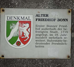 Das Denkmalschild am Alten Friedhof