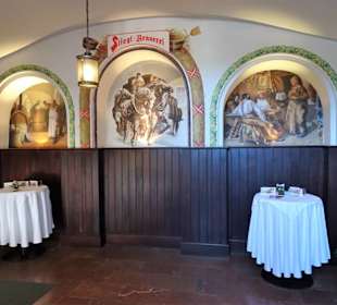 Im Gastgeschoss des Stieglkellers