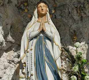 Maria in der Lourdes-Grotte