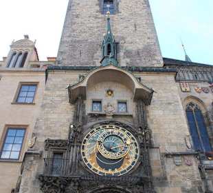 Prager Rathaus mit bekannter Uhr