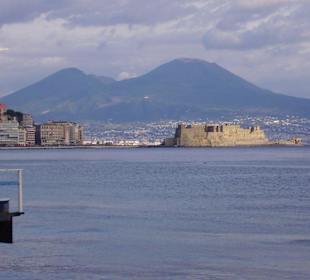 Castel dell'Ovo und Vesuv