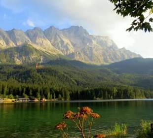 Blick über den See auf das Zugspitzmassiv