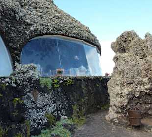 Behutsame Architektur in den Felsen