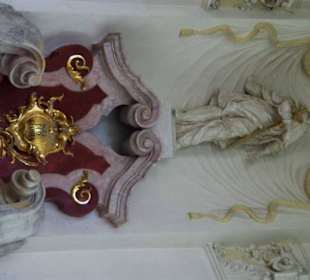 Skulpturen an den Wänden