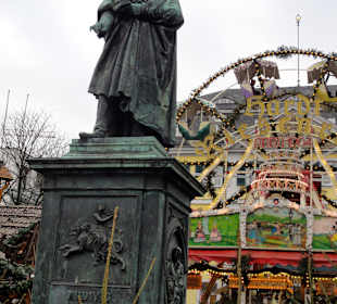 Beethoven inmitten der Buden des Weihnachtsmarktes