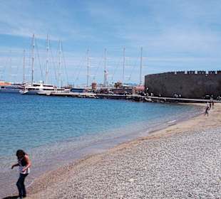 Strand am Hafen von Rhodos Stadt
