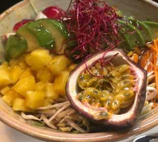 Originell angerichteter gemischter Salat