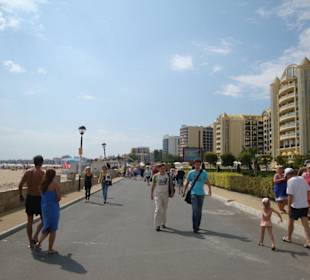 Promenade vor dem Hotel