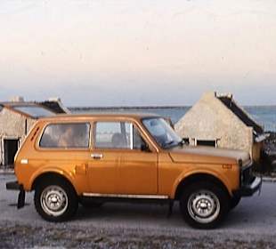 Unser Mietwagen vor den Sklavenhütten