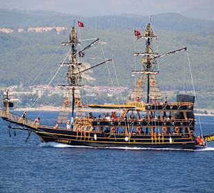 Ausflugsboot in der Bucht - Delphintour