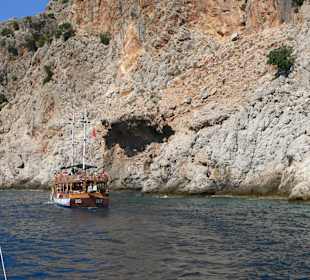Bootstour an der Liebeshöhle vorbei