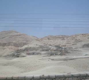 Und wieder Wüste und eine Ansiedlung
