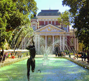 Park vor dem Theater