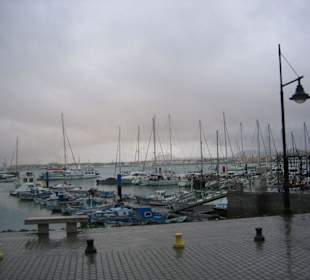 Hafen bei Regen