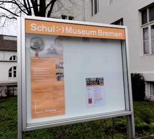 Hinweistafel am Eingang zum Museum