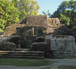 Maskentempel bei Maya-Ruinen von 'Lamanai'