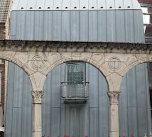 Der dreibogige römische Portikus auf dem Hof