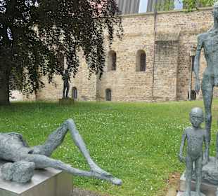 Die Figurengruppe „Stehende und Ruhende Gruppe“