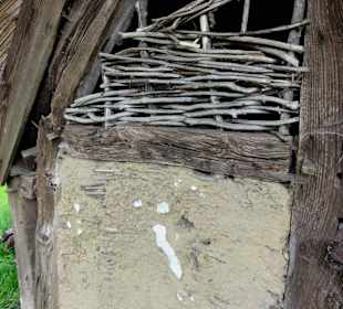 Lehmputz über Geflecht als Außenmauer