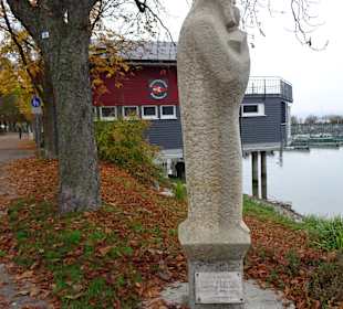 Skulptur am Ufer