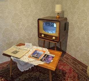 Wohnzimmer mit originaler Mondlandung