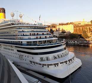 Blick vom Schiff auf den Hafen Savona