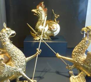 1 Basilisk-Trinkgefäß und 2 Greif-Trinkgefäße