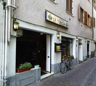 Eingang zur Pizzeria La Torcia