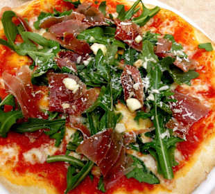 Pizza Parma mit extra Knoblauch