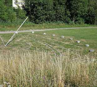 Sonnenuhr in der Wiese des Parks