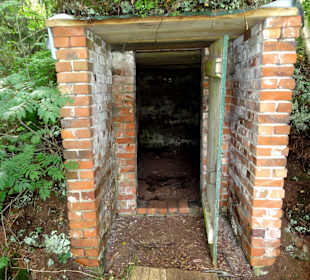 Alter Erdkeller des Hofes