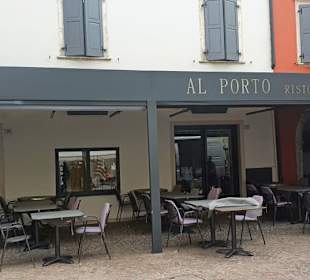 Der Außenbereich am Abend lange Wartezeiten