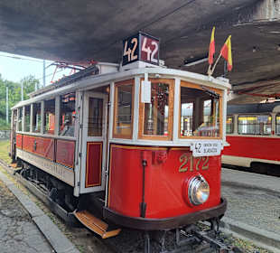 Eine der beiden Bahnen der historische Straßenbahn