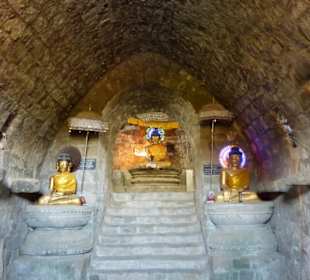 Treppenaufgang zu einem weiteren Buddha