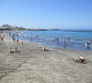 Playa de Fanabe mit schwarzem Sand